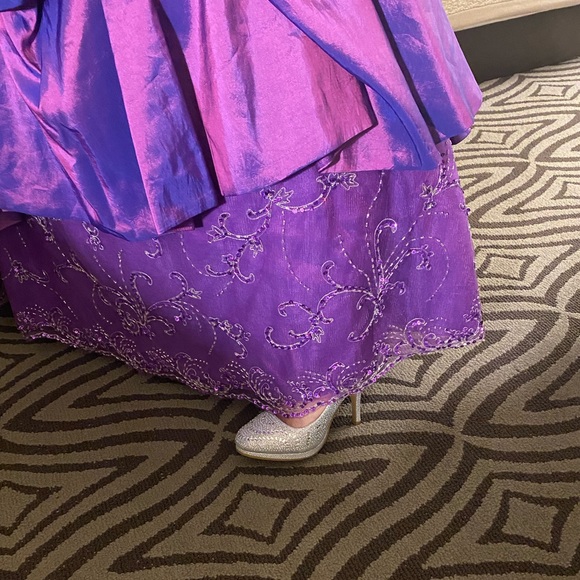 Gorgeous formal gown by DaVinci. - Picture 4 of 7